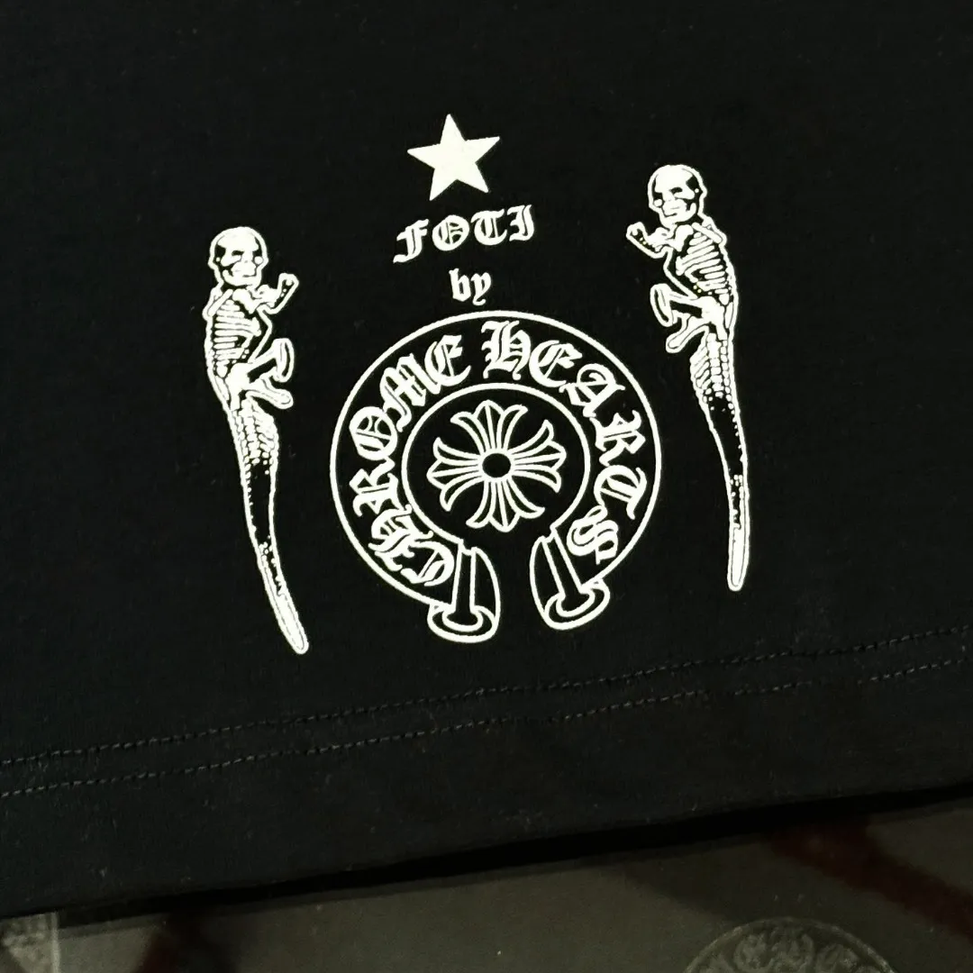 P180 Chrome Hearts Chrome Hearts 25 high-end versions. The fabric is made of 300 grams of high-density pure cotton. It does not deform or shrink. It has three labels. It is the same style for men and women. Technology: suede foaming + digital printing. Color: white, black. SIZE: S-XL.